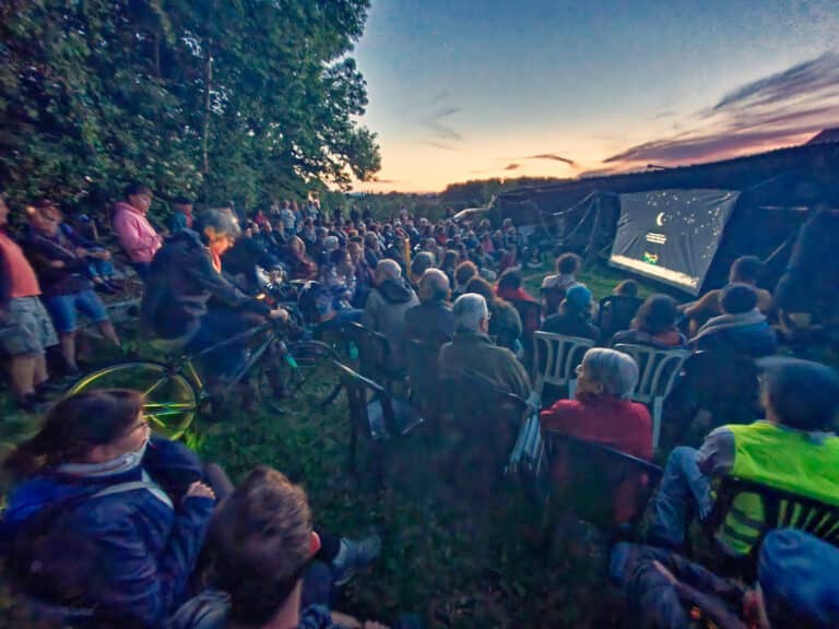 Rendez-vous ce soir là dans une ferme, pour profiter ensemble, et débattre, des bons goûts de la souveraineté alimentaire